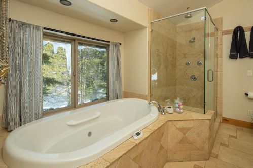 12755 Rainbow Dr, Truckee CA  96161-2645 exterior