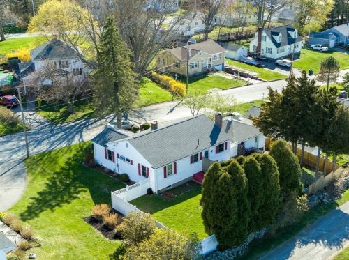 52 Grinnell Ave, Tiverton, RI 02878-1902