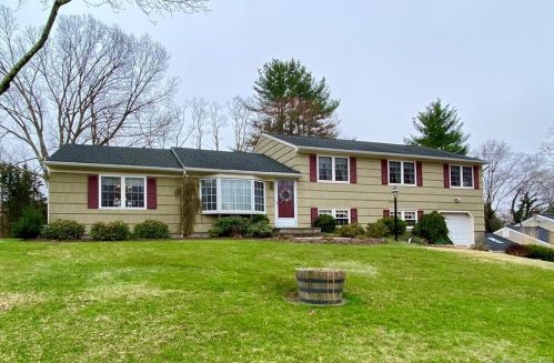 15 Fresh Meadow Rd, Upper Stepney, CT 06468-1023
