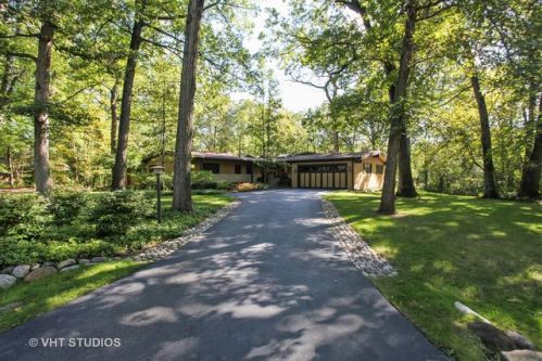 1523 Shawnee Trl, Bannockburn, IL 60015-1632