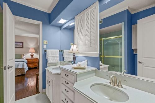 6127 Dilbeck Ln, Dallas TX  75240-5350 exterior