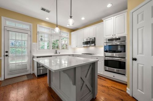 1075 Queensgate Dr, Smyrna GA  30082-6400 exterior
