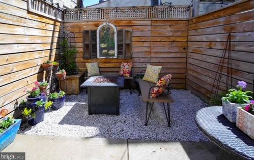 1015 4 St, Philadelphia PA 19147-4106 exterior