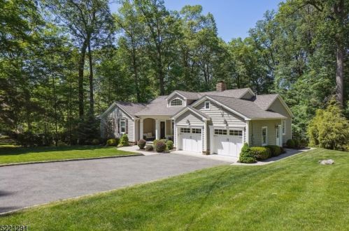61 Webster Dr, Berkeley Heights, NJ 07922-2028