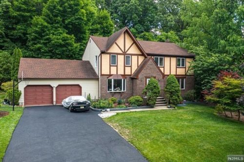 9 Henrietta Ct, Ridgewood, NJ 07450-2938
