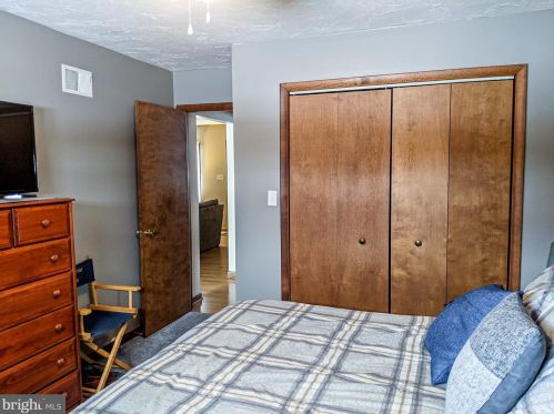 18 Sycamore Ln, Hanover PA 17331-4937 exterior