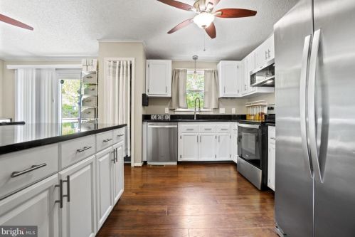 18900 Red Oak Ln, Triangle, VA 22172-2121