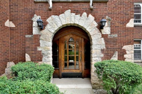 2468 Estes Ave, Chicago, IL 60645-3335