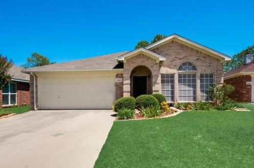 1525 Creekstone Ct, Fort Worth TX  76112-4639 exterior