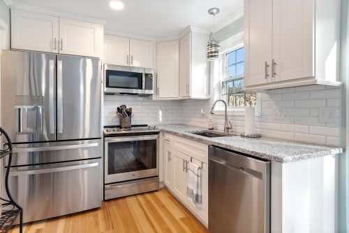 32 Fieldstone Dr, Londonderry NH  03053-2702 exterior