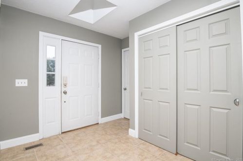 17 Kevin Dr, East Windsor, CT 06088-9786