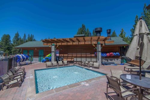 13610 Hillside Dr, Truckee CA  96161-6867 exterior