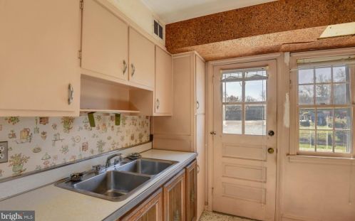 1906 August Dr, Silver Spring MD 20902-4034 exterior