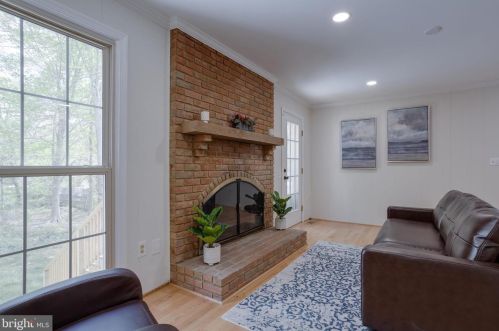 5707 Oak Leather Dr, Springfield VA  22015-2315 exterior