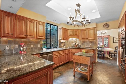 2036 Montecito Dr, Glendale CA  91208-1824 exterior