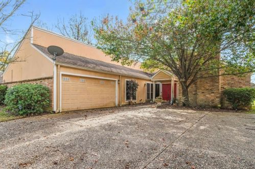 722 Hogan Dr, Conroe, TX 77302-3808