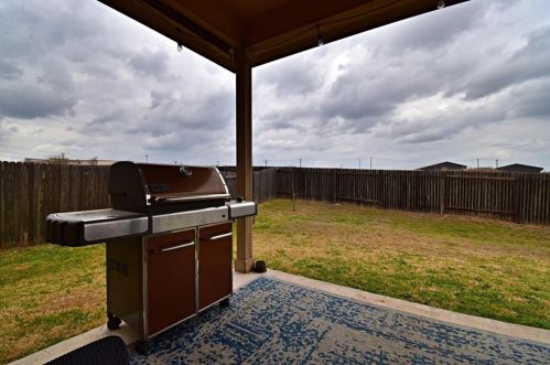 1065 Four Seasons Farm Dr, Uhland TX 78640-5765 exterior