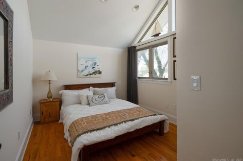 13 Seabreeze Pl, Norwalk CT  06854-4711 exterior