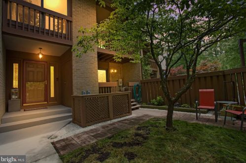 11224 Lagoon Ln, Herndon, VA 20191-4019