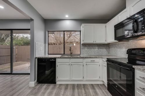 2230 Bowie Dr, Carrollton TX 75006-7754 exterior