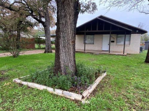 2733 Canton Dr, Fort Worth TX  76112-6501 exterior