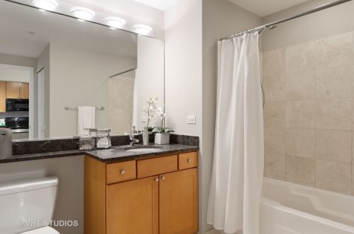 200 Jefferson St, Chicago IL  60661-5603 exterior