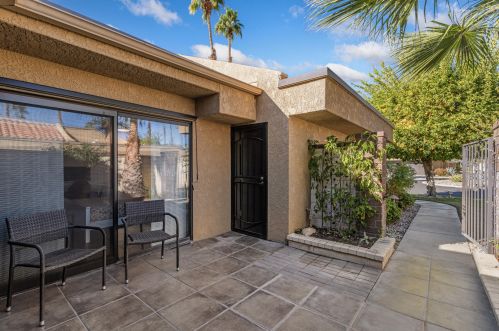 7427 Regency Dr, Palm Springs, CA 92264-6717