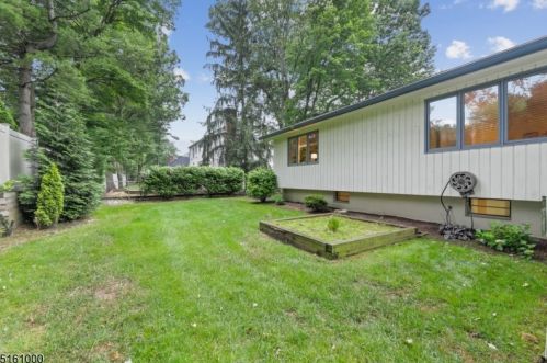16 Knollwood Dr, Town Center NJ  07052-2406 exterior
