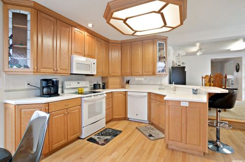 1960 Camelot, Taylorsville UT 84084-3206 exterior