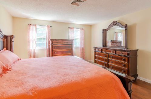 225 Fox Holw Dr, Hudson NH  03051-4885 exterior