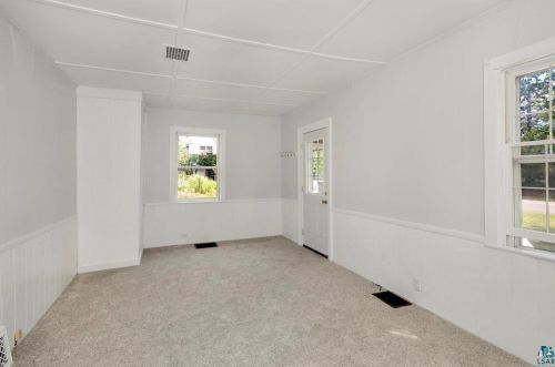 1729 Carver Ave, Duluth, MN 55803-2527
