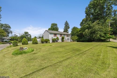 25 Sutton Rd, Hopatcong, NJ 07843-1939