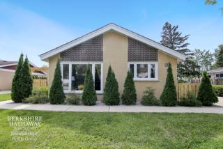 2637 Victor Ave, Glenview, IL 60025-4729