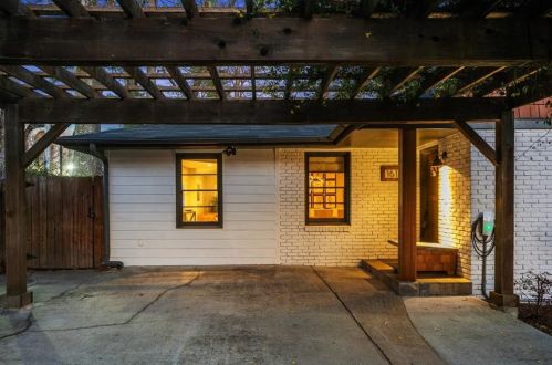 1615 Fama Dr, Atlanta GA  30329-3311 exterior