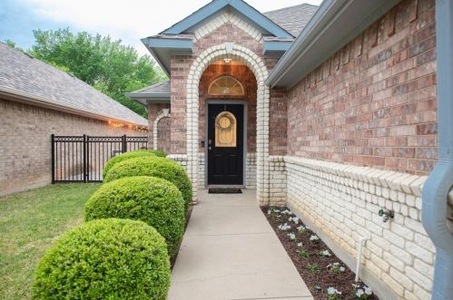 816 Claycourt Cir, Fort Worth, TX 76120-2804