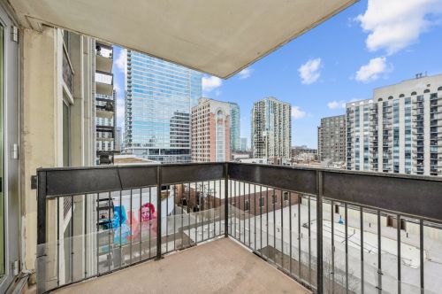 1255 Sandburg Ter, Chicago IL  60610-2258 exterior