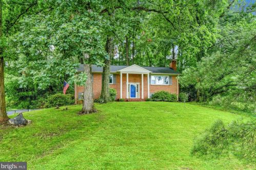8227 Kay Ct, Annandale, VA 22003-2201