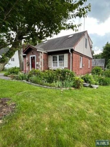 32 Crest Dr, Cresskill NJ  07626-2241 exterior