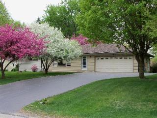 754 Considine Rd, Geneva, IL 60134-3118