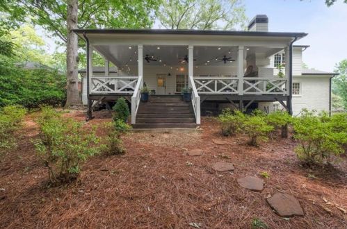 4800 Huntley Dr, Atlanta GA  30342-2732 exterior