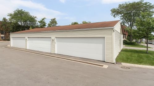 180 Waters Edge Dr, Glendale Heights IL  60139-1607 exterior