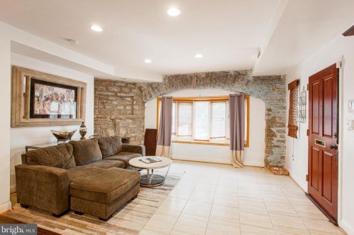 6904 Broad St, Philadelphia, PA 19126-1701