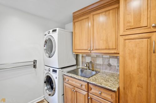 390 Forest Valley Ct, Atlanta GA  30342-2353 exterior