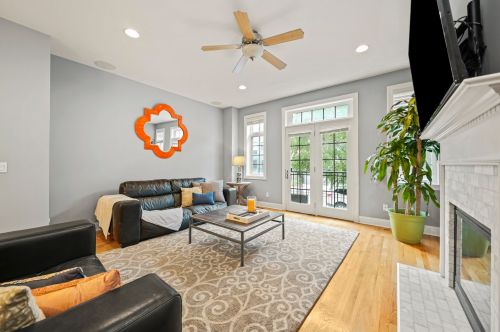 1704 Carpenter St, Chicago, IL 60608-2784