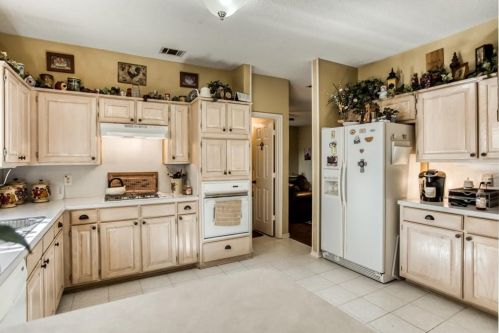 2210 Meadowstone Dr, Carrollton TX 75006-2642 exterior