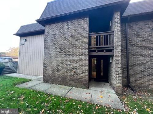 8500 Barrington Ct, Springfield VA  22152-1002 exterior