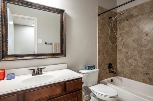 4285 Indian Run Dr, Carrollton TX 75010-3297 exterior