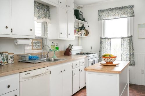 7 Hammond St, Middletown RI  02840-4034 exterior