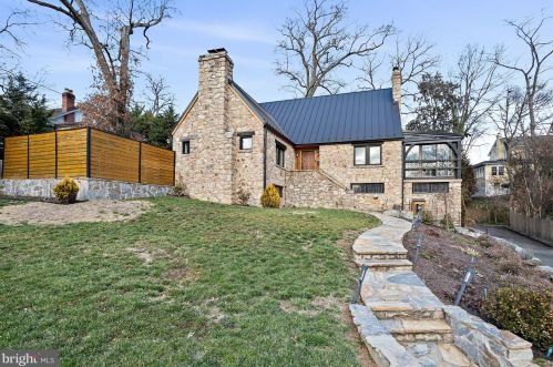 2347 Arlington Ridge Rd, Arlington VA  22202-2254 exterior