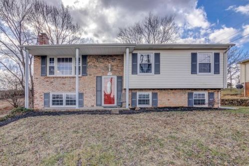 1047 Almond Dr, Vinton, VA 24179-2801